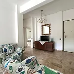 아파트 Bright For 5 Parking 20 Mins To Station Near Park And Shops Portovenere And Cinque Terre Panoramic Road Way 라스페치아